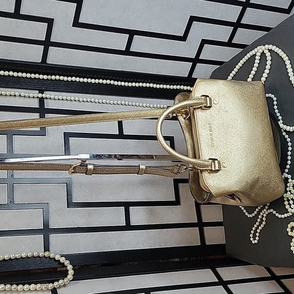 Michael Kors Metallic Golden Savannah Small Satchel with 🆕️MK Dust Bag - Picture 12 of 17
